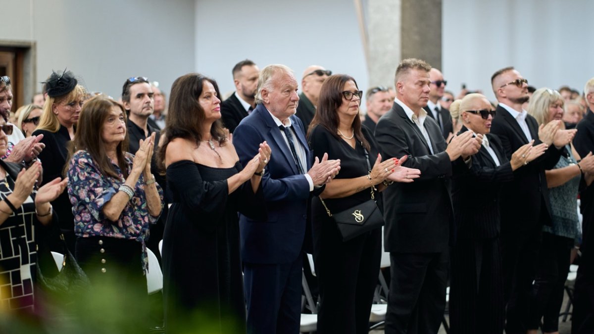 Lidé se ve Strašnicích rozloučili s Jiřím Krampolem. (8.8.2025)