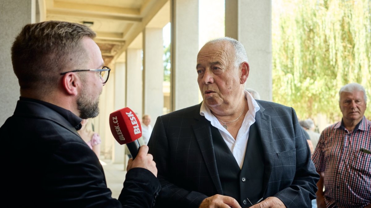 Lidé se ve Strašnicích rozloučili s Jiřím Krampolem. (8.8.2025)