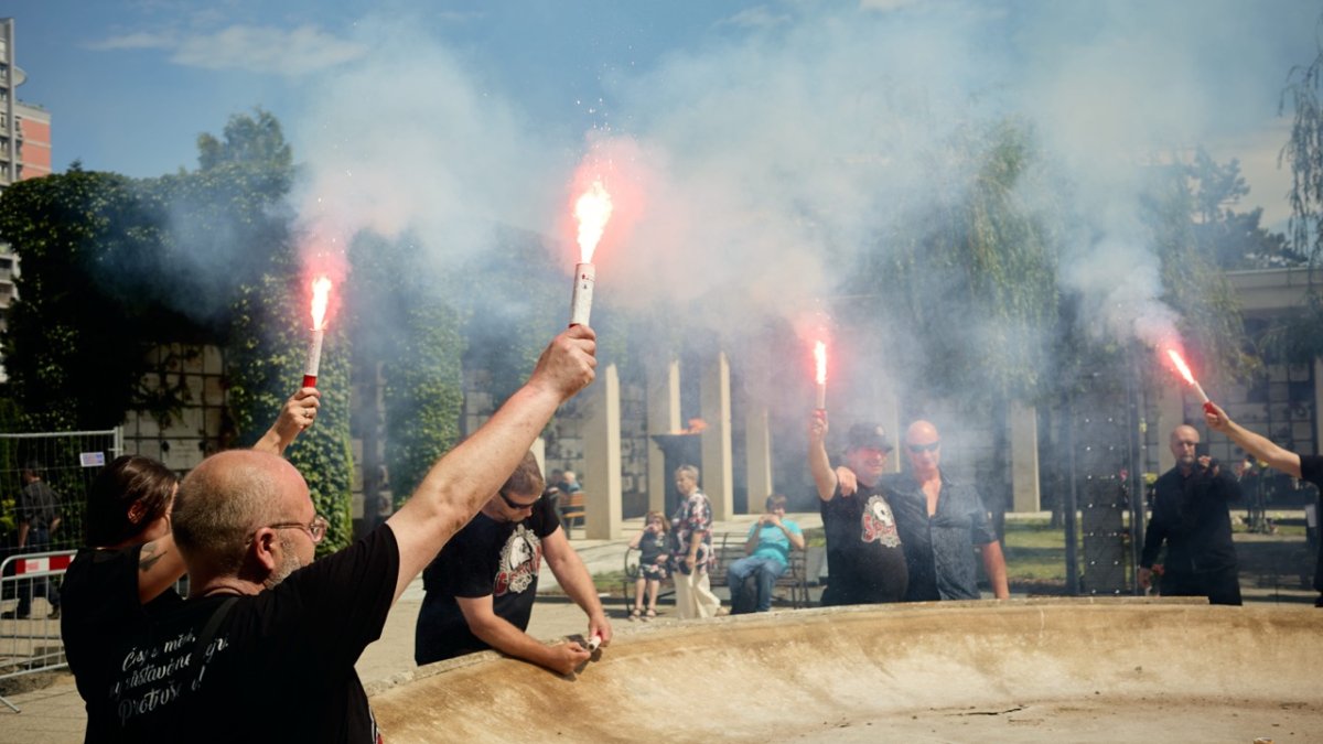 Lidé se ve Strašnicích rozloučili s Jiřím Krampolem. (8.8.2025)