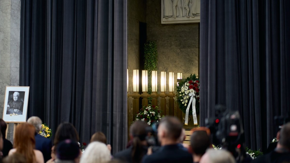 Lidé se ve Strašnicích rozloučili s Jiřím Krampolem. (8.8.2025)