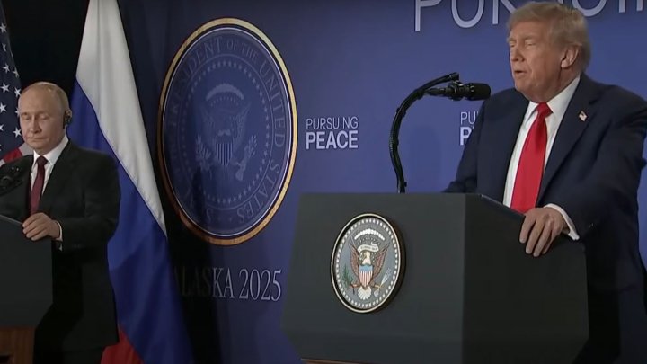 Vladimir Putin a Donald Trump uspořádali po summitu na Aljašce tiskovou konferenci