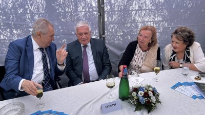Miloš Zeman, Václav Klaus, Livia Klausová a Jiřina Bohdalová se setkali na slovenském velvyslanectví. 