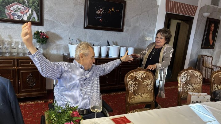 Jiřina Bohdalová přišla pogratulovat Miloši Zemanovi k narozeninám.