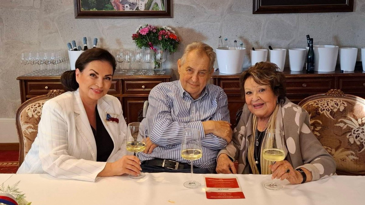 Jiřina Bohdalová přišla pogratulovat Miloši Zemanovi k narozeninám.