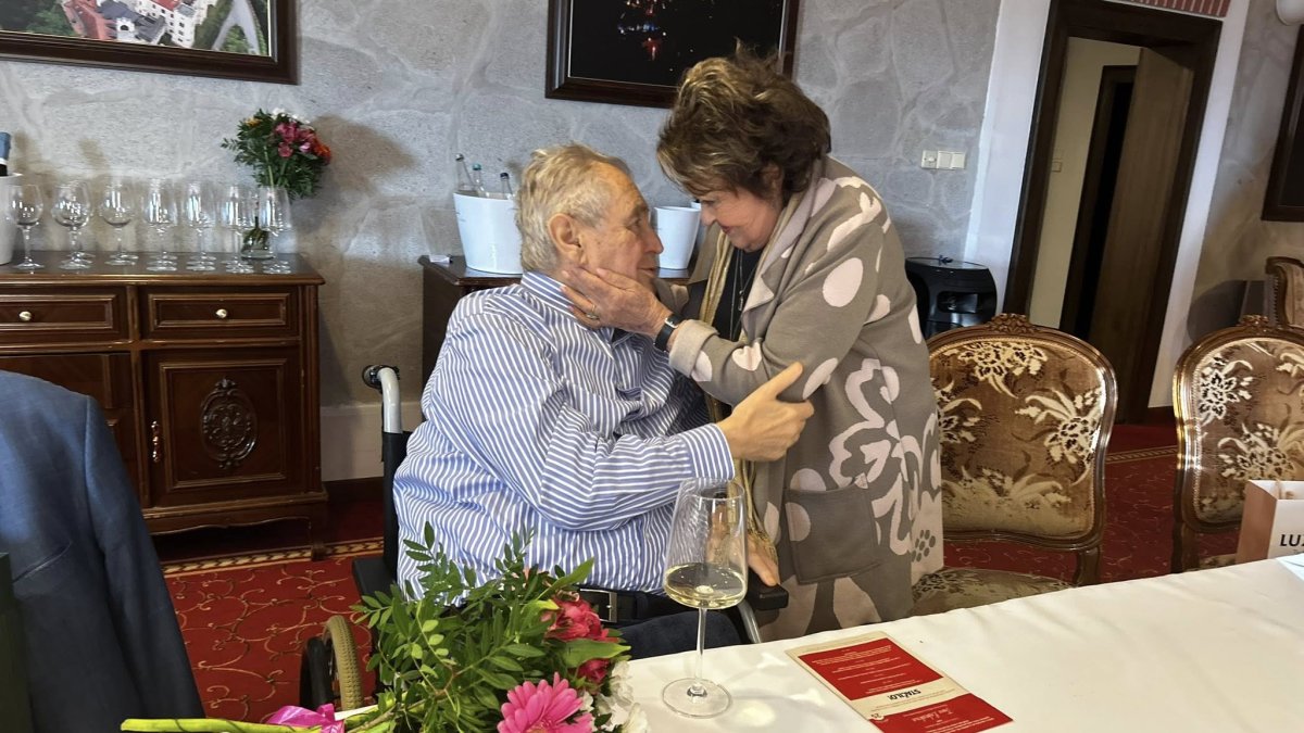 Jiřina Bohdalová přišla pogratulovat Miloši Zemanovi k narozeninám.
