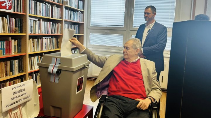 Miloš Zeman volil v Lánech ve středních Čechách. 