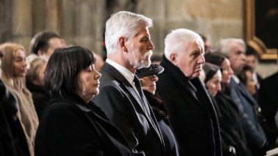 Petr Pavel dorazil na pohřeb kardinála Duky bez manželky.