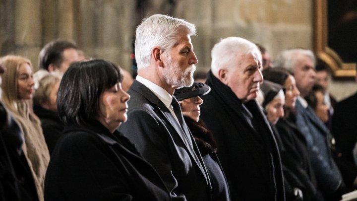 Petr Pavel dorazil na pohřeb kardinála Duky bez manželky.