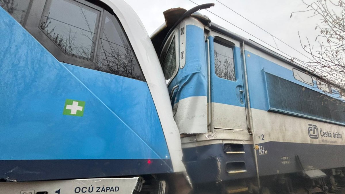 Na jihu Čech se srazily rychlík a osobní vlak. (20.11.2025)