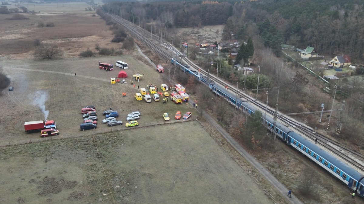 Na jihu Čech se srazily rychlík a osobní vlak. (20.11.2025)