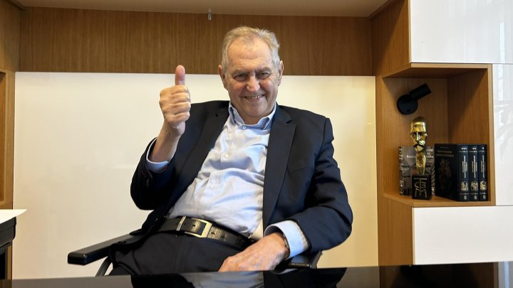 Miloš Zeman se po operaci vrátil do kanceláře. 