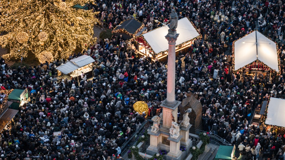 Na Staroměstském náměstí se rozsvítil letošní vánoční strom. (29.11.2025)