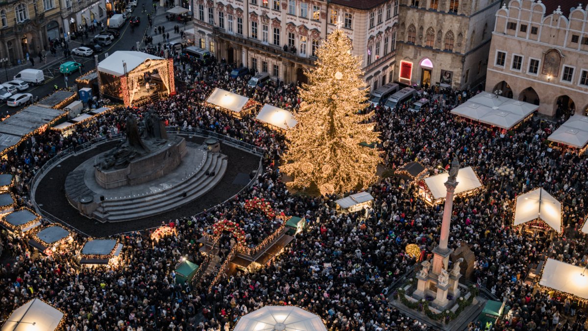 Na Staroměstském náměstí se rozsvítil letošní vánoční strom. (29.11.2025)