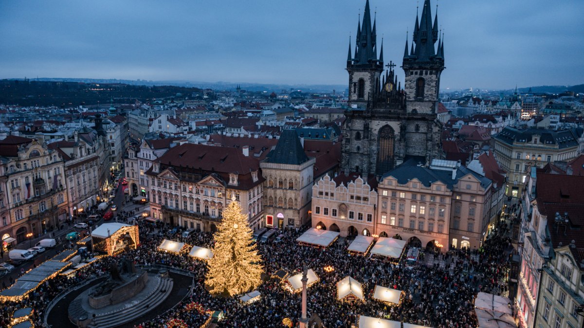Na Staroměstském náměstí se rozsvítil letošní vánoční strom. (29.11.2025)