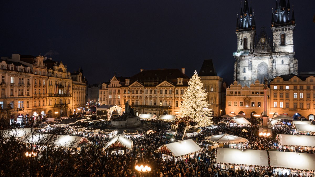 Na Staroměstském náměstí se rozsvítil letošní vánoční strom. (29.11.2025)