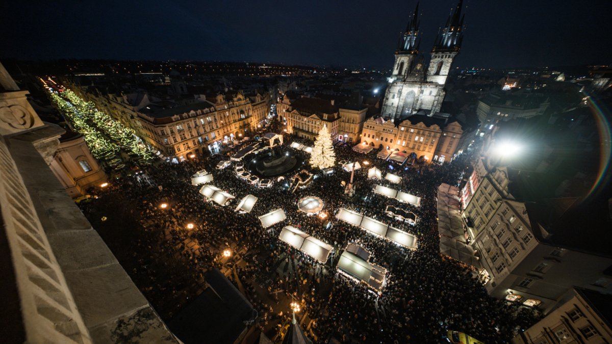 Na Staroměstském náměstí se rozsvítil letošní vánoční strom. (29.11.2025)