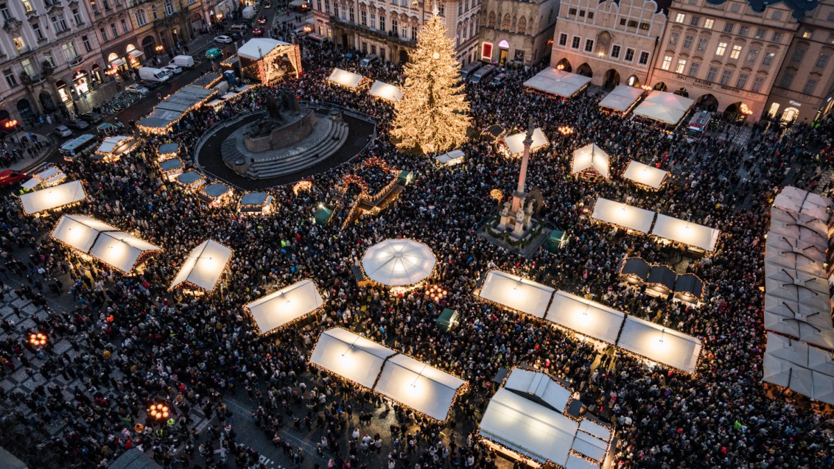Na Staroměstském náměstí se rozsvítil letošní vánoční strom. (29.11.2025)