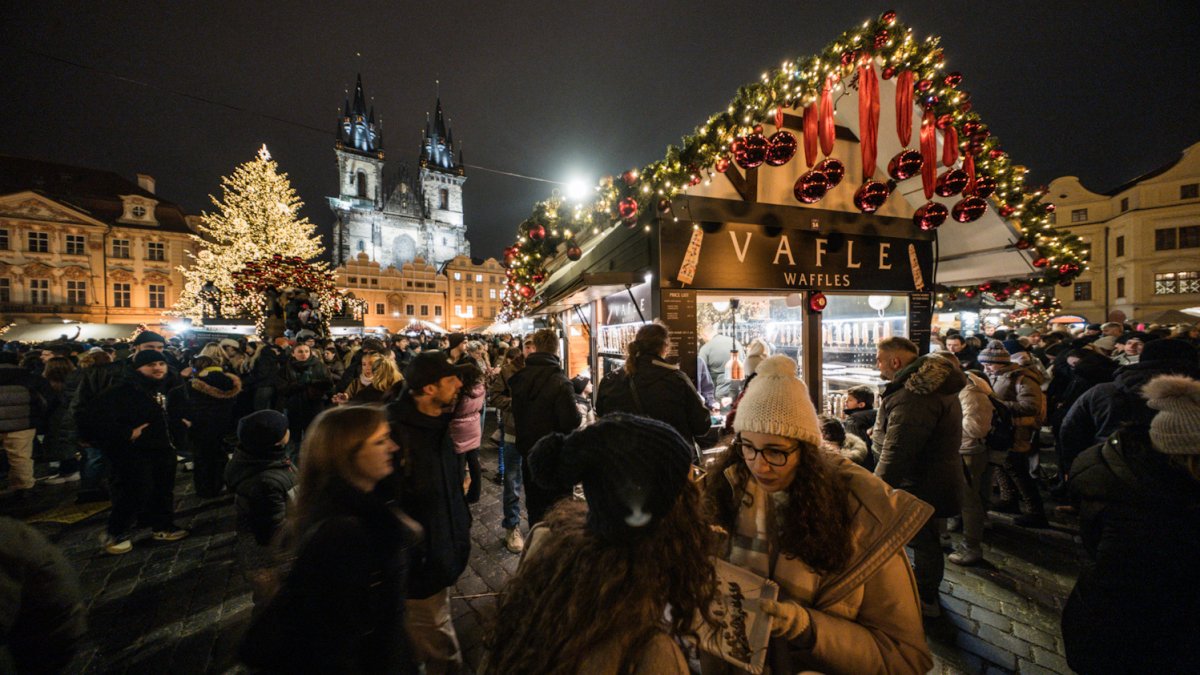 Na Staroměstském náměstí se rozsvítil letošní vánoční strom. (29.11.2025)