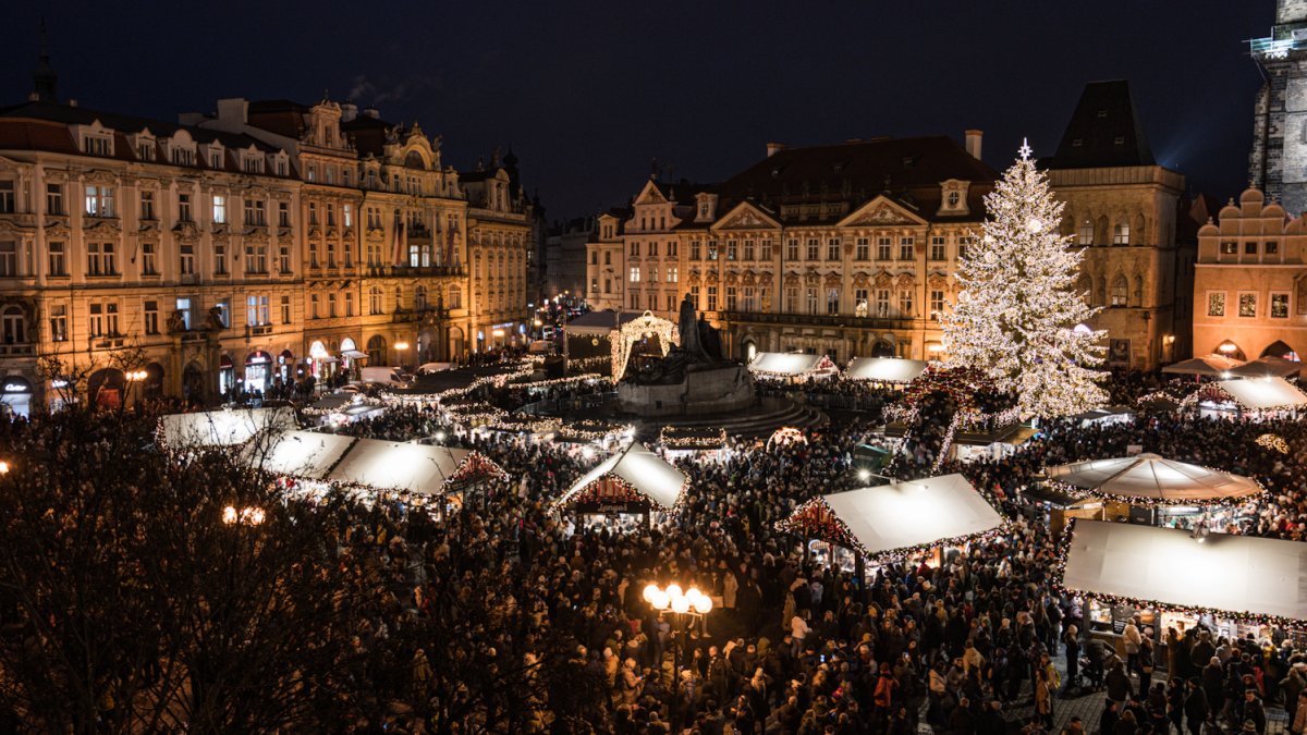 Na Staroměstském náměstí se rozsvítil letošní vánoční strom. (29.11.2025)