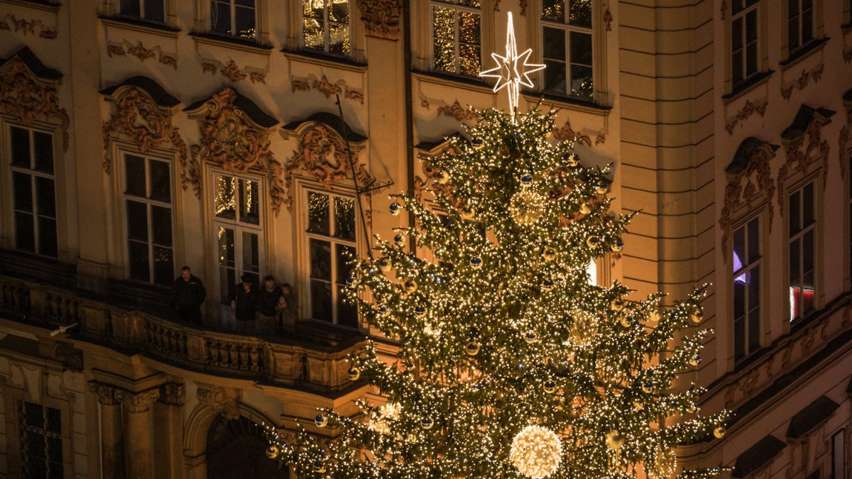Na Staroměstském náměstí se rozsvítil letošní vánoční strom. (29.11.2025)