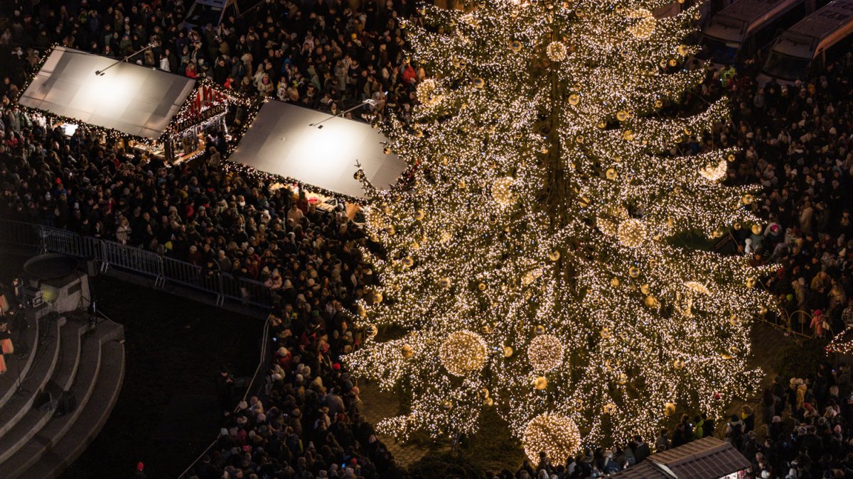 Na Staroměstském náměstí se rozsvítil letošní vánoční strom. (29.11.2025)