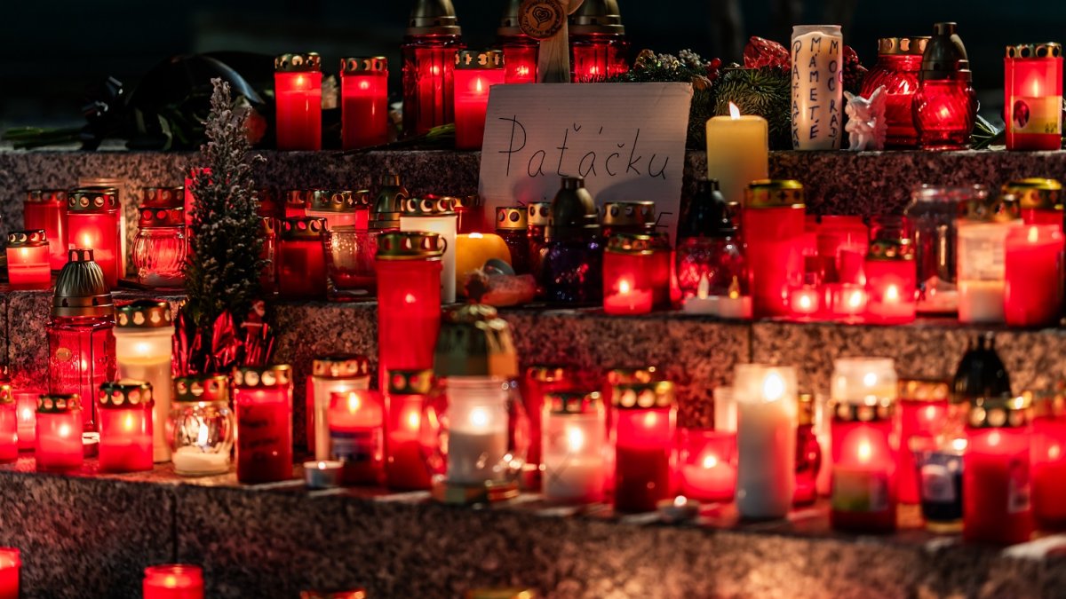 Pietní místo pro Patrika Hezuckého před budovou Evropy 2