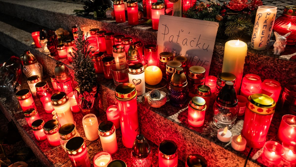 Pietní místo pro Patrika Hezuckého před budovou Evropy 2