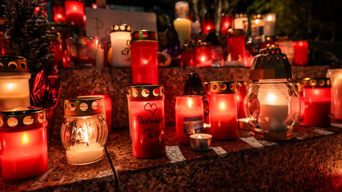 Pietní místo pro Patrika Hezuckého před budovou Evropy 2