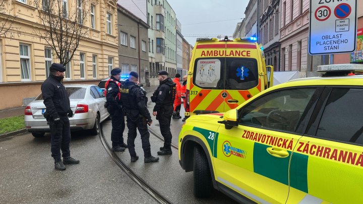 Policie zasahuje na místě činu v Mostecké ulici. (8.12.2025)