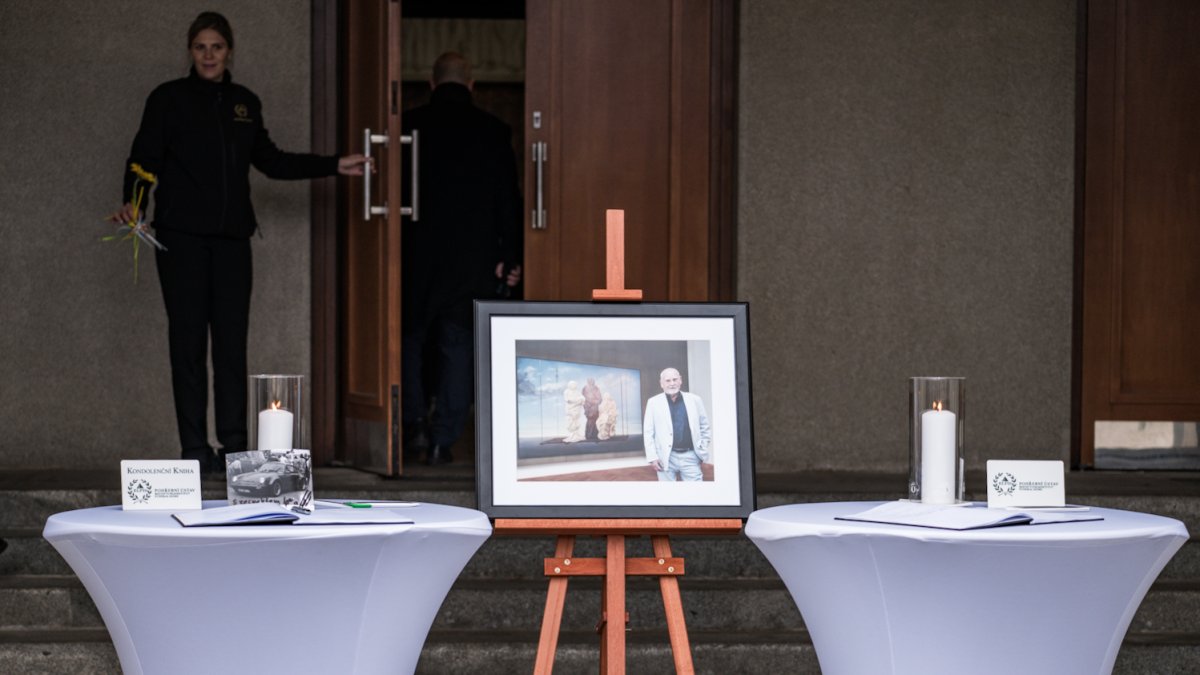 Lidé se rozloučili s kostýmním výtvarníkem Theodorem Pištěkem. (12.12.2025)