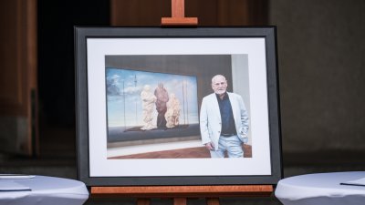 Lidé se rozloučili s kostýmním výtvarníkem Theodorem Pištěkem. (12.12.2025)