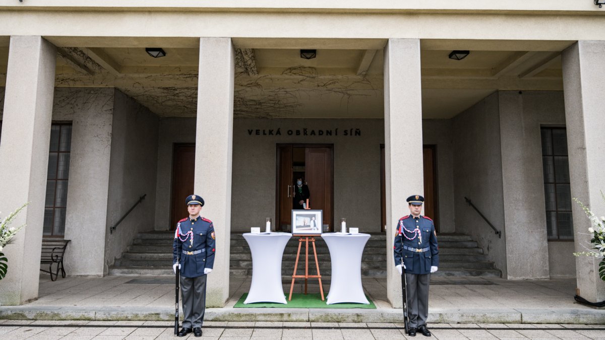 Lidé se rozloučili s kostýmním výtvarníkem Theodorem Pištěkem. (12.12.2025)