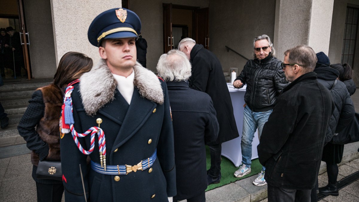 Lidé se rozloučili s kostýmním výtvarníkem Theodorem Pištěkem. (12.12.2025)