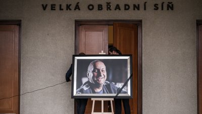 Blízcí a přátelé se rozloučili s moderátorem Patrikem Hezuckým. (12.12.2025)