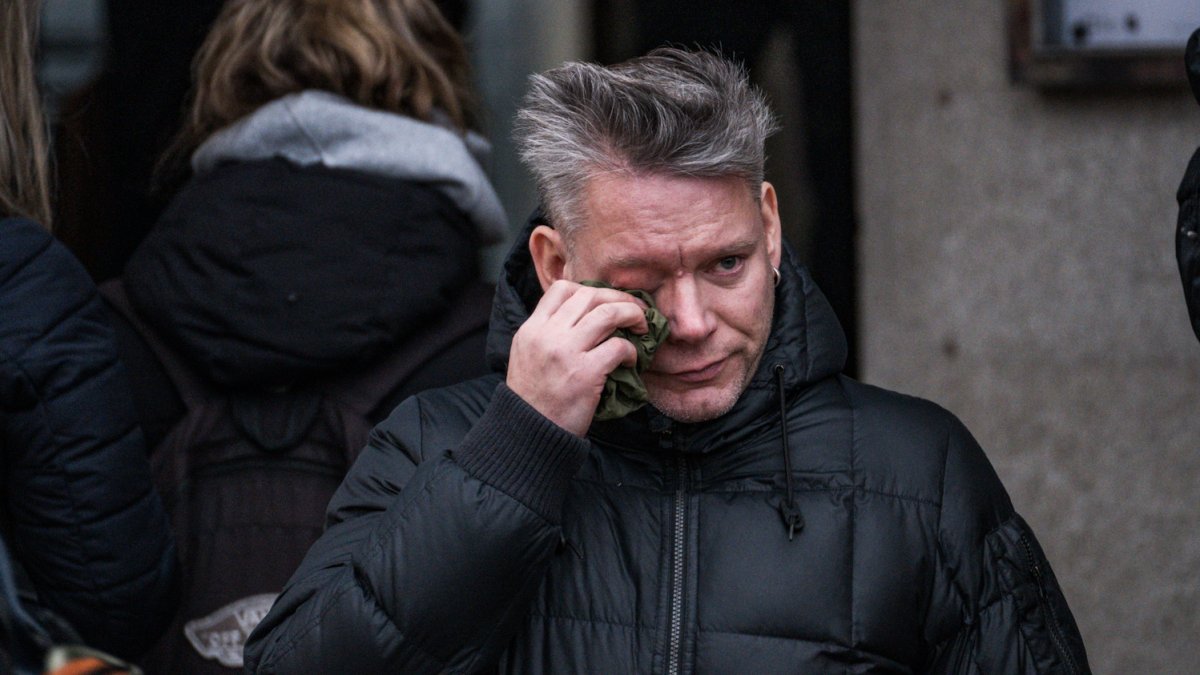 Blízcí a přátelé se rozloučili s moderátorem Patrikem Hezuckým. (12.12.2025)