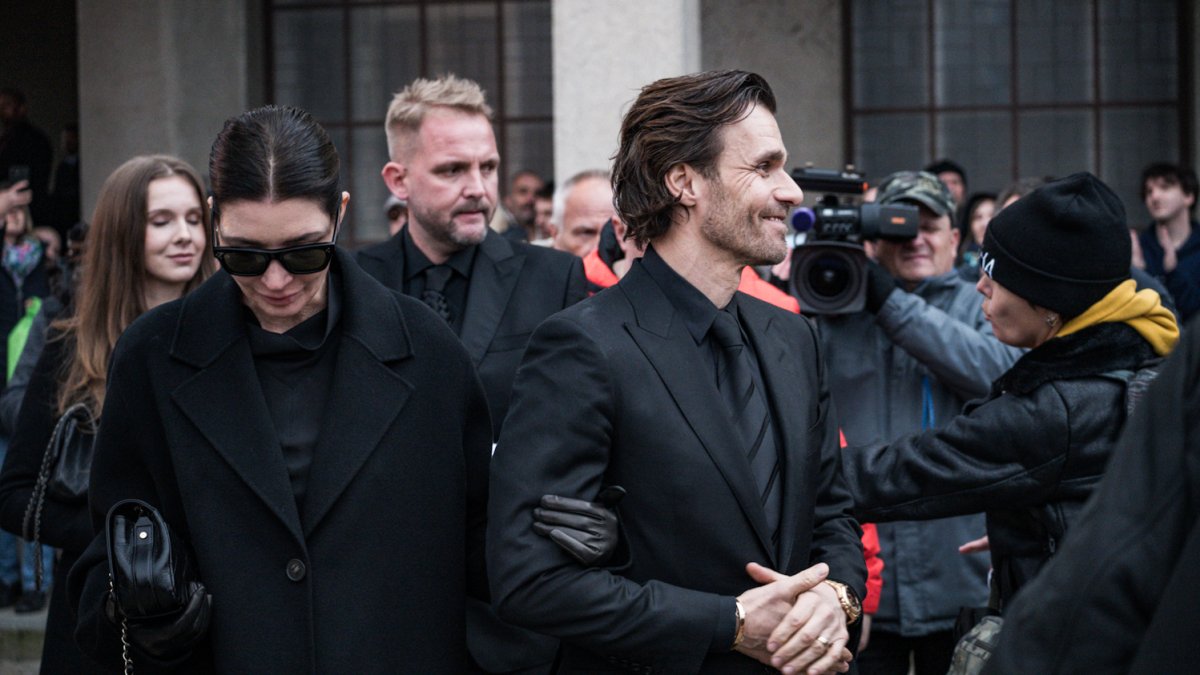 Blízcí a přátelé se rozloučili s moderátorem Patrikem Hezuckým. (12.12.2025)