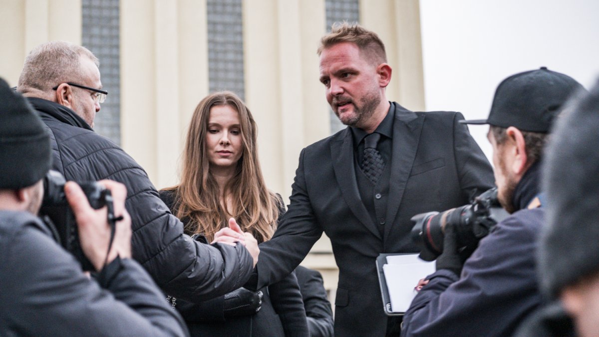 Blízcí a přátelé se rozloučili s moderátorem Patrikem Hezuckým. (12.12.2025)