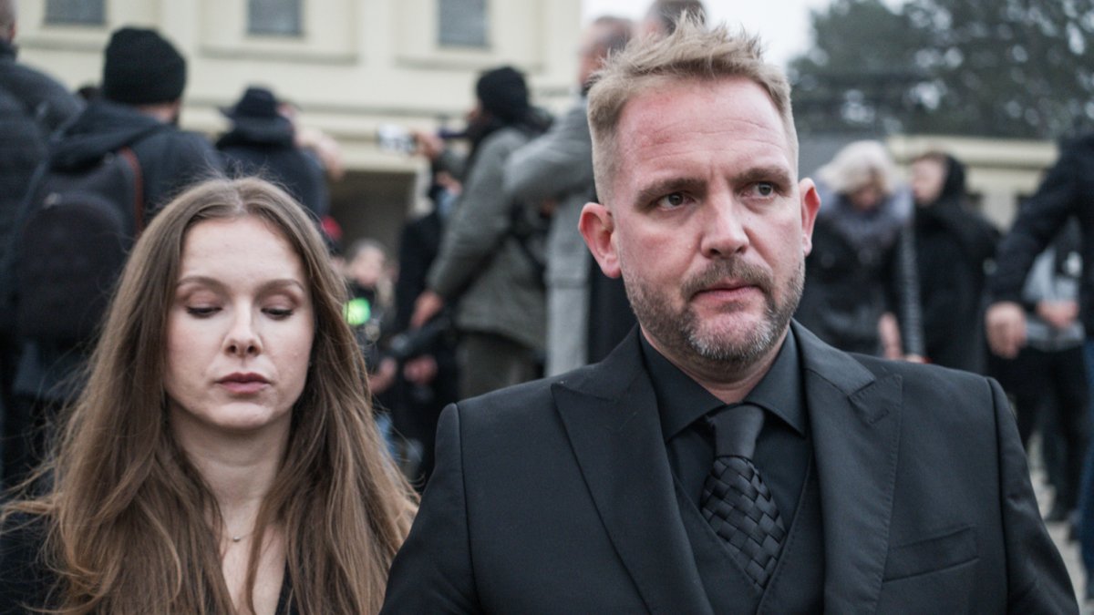 Blízcí a přátelé se rozloučili s moderátorem Patrikem Hezuckým. (12.12.2025)