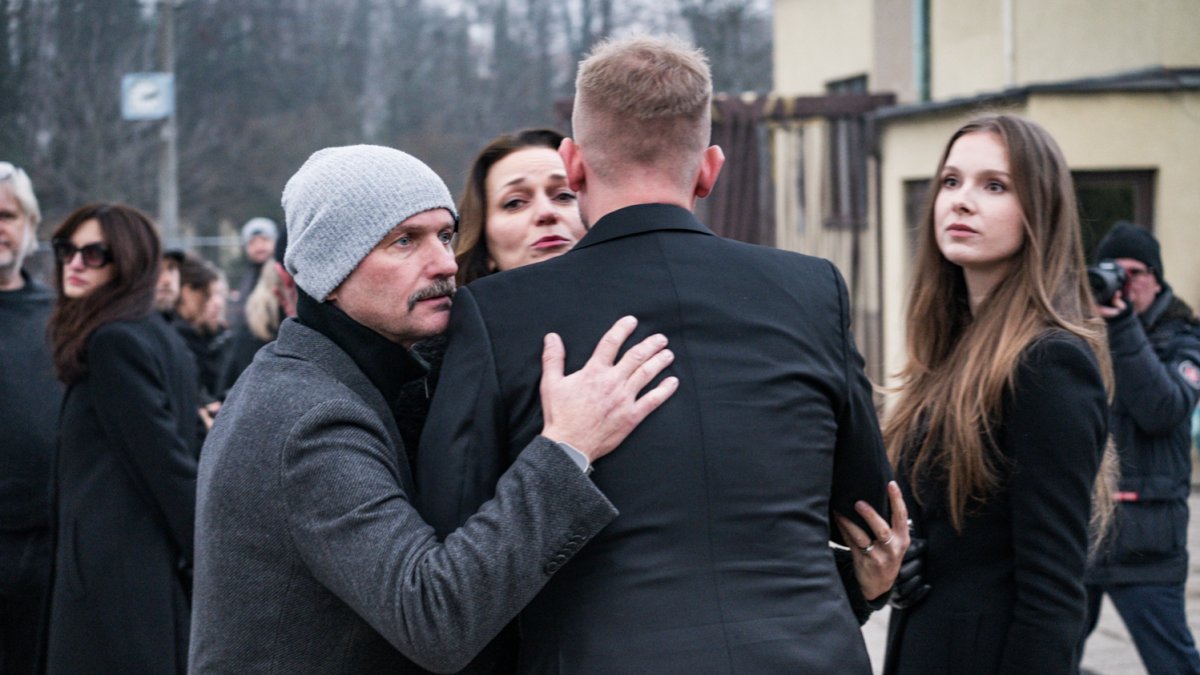 Blízcí a přátelé se rozloučili s moderátorem Patrikem Hezuckým. (12.12.2025)