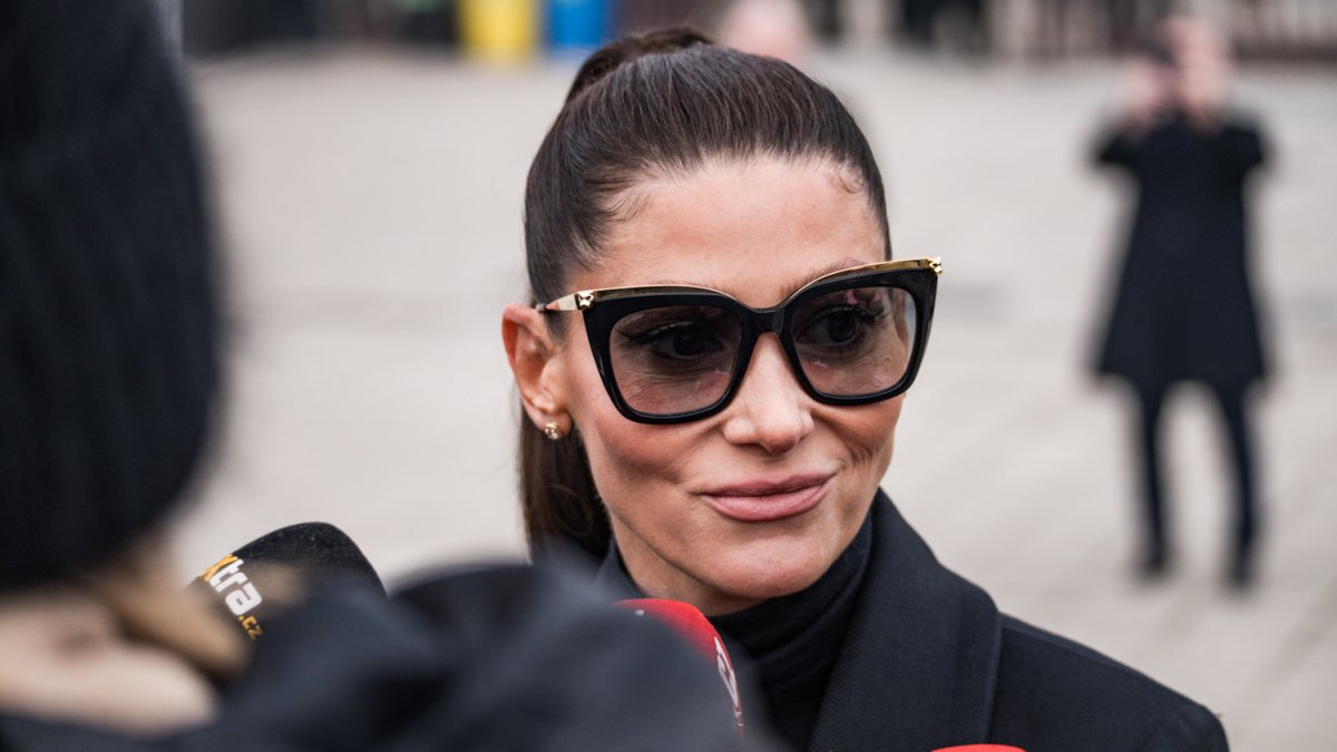 Blízcí a přátelé se rozloučili s moderátorem Patrikem Hezuckým. (12.12.2025)