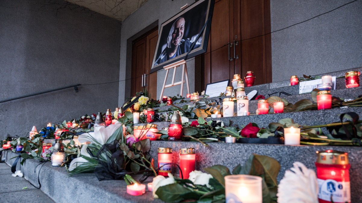 Blízcí a přátelé se rozloučili s moderátorem Patrikem Hezuckým. (12.12.2025)