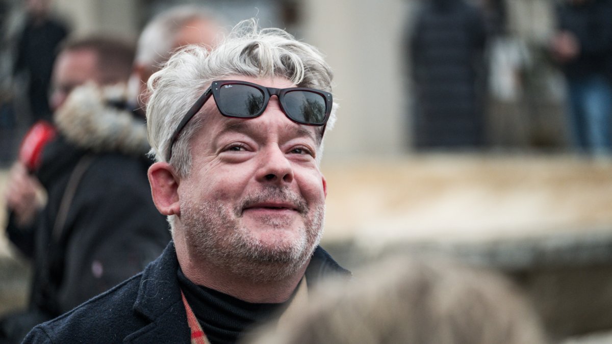 Blízcí a přátelé se rozloučili s moderátorem Patrikem Hezuckým. (12.12.2025)