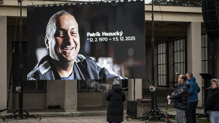 Blízcí a přátelé se rozloučili s moderátorem Patrikem Hezuckým. (12.12.2025)