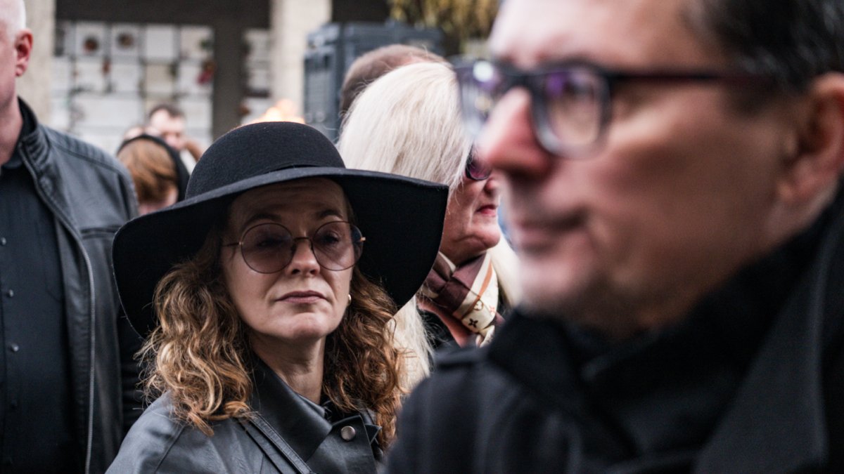 Blízcí a přátelé se rozloučili s moderátorem Patrikem Hezuckým. (12.12.2025)