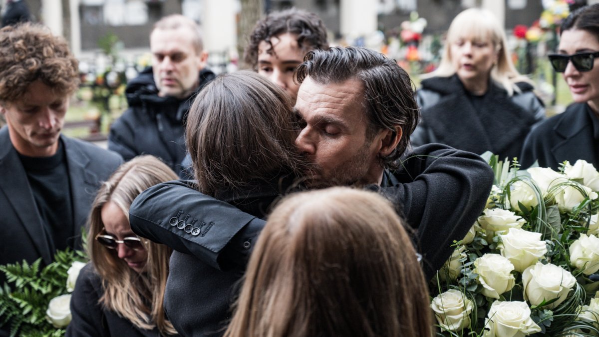 Blízcí a přátelé se rozloučili s moderátorem Patrikem Hezuckým. (12.12.2025)