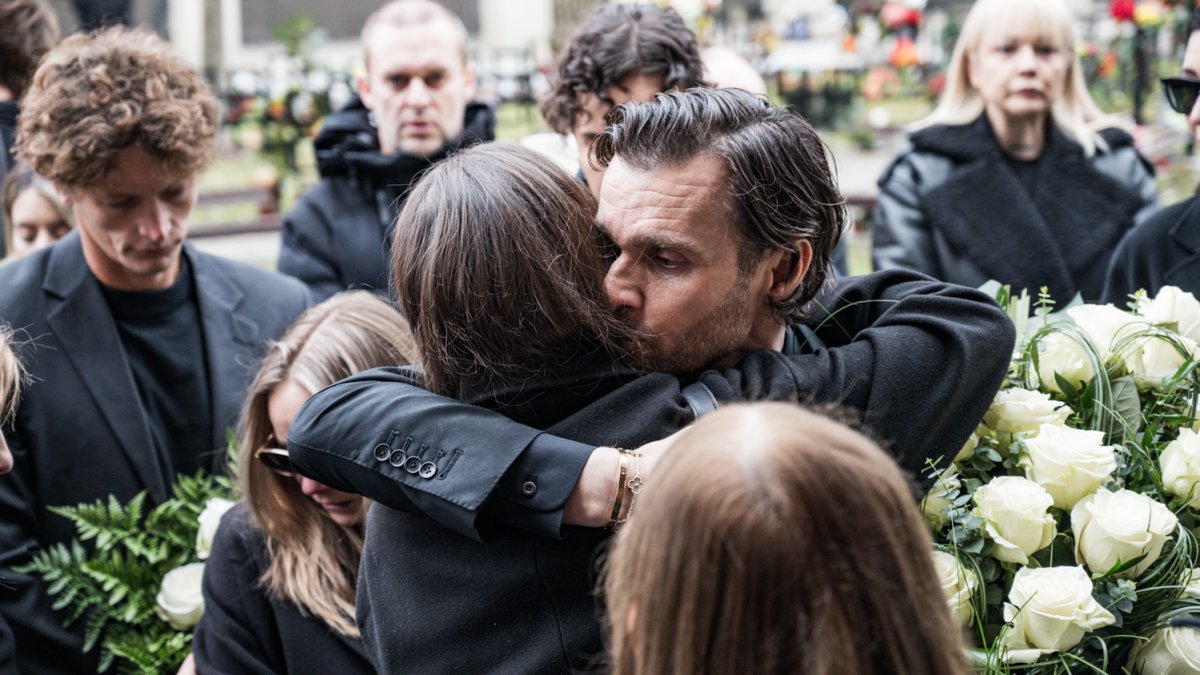 Blízcí a přátelé se rozloučili s moderátorem Patrikem Hezuckým. (12.12.2025)