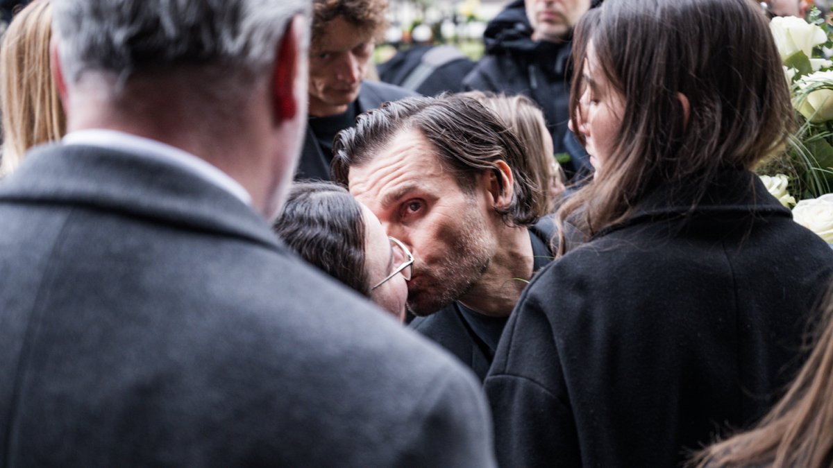 Blízcí a přátelé se rozloučili s moderátorem Patrikem Hezuckým. (12.12.2025)