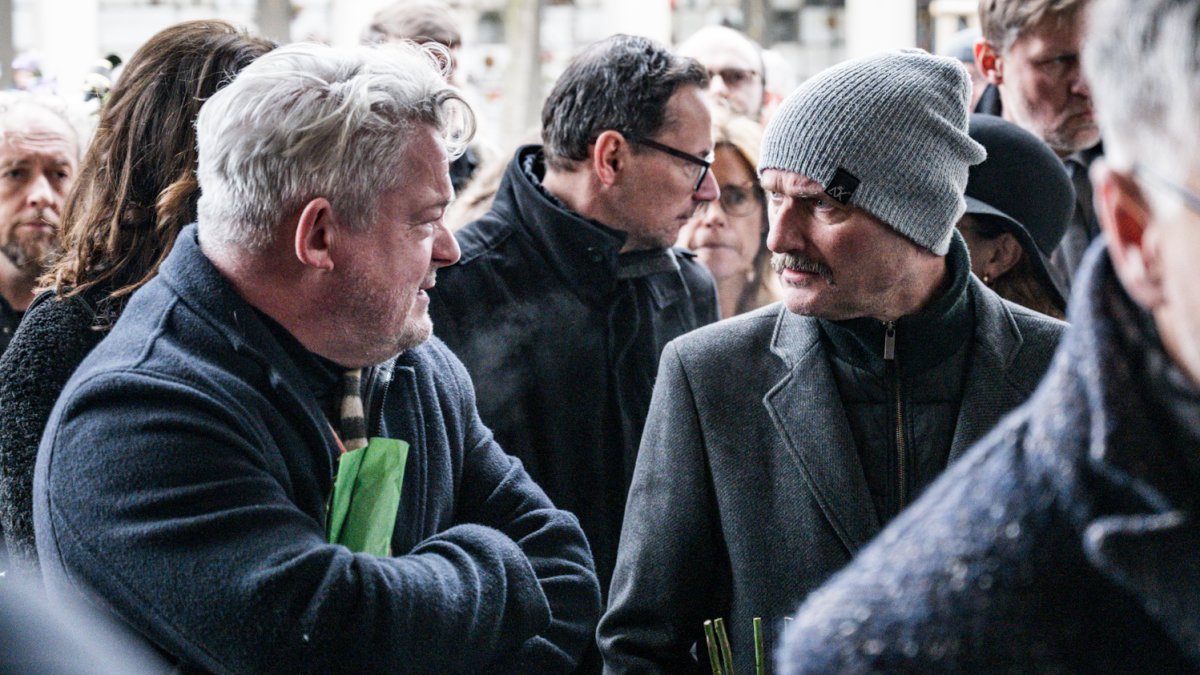 Blízcí a přátelé se rozloučili s moderátorem Patrikem Hezuckým. (12.12.2025)