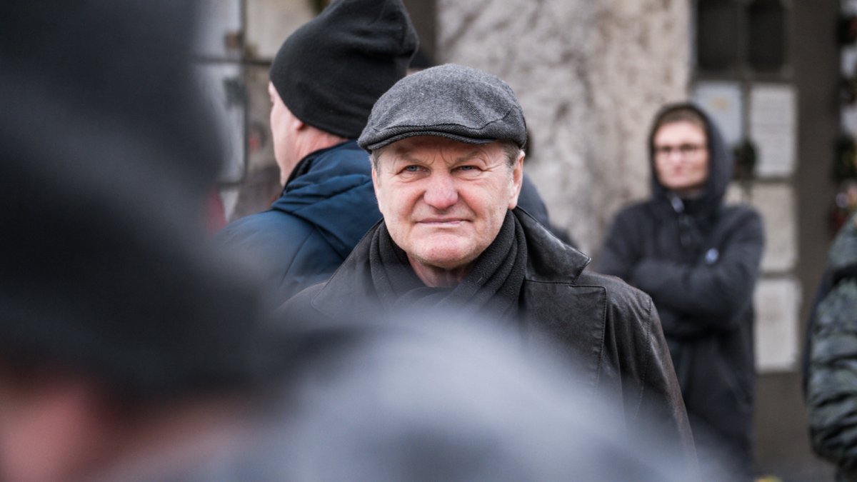 Blízcí a přátelé se rozloučili s moderátorem Patrikem Hezuckým. (12.12.2025)