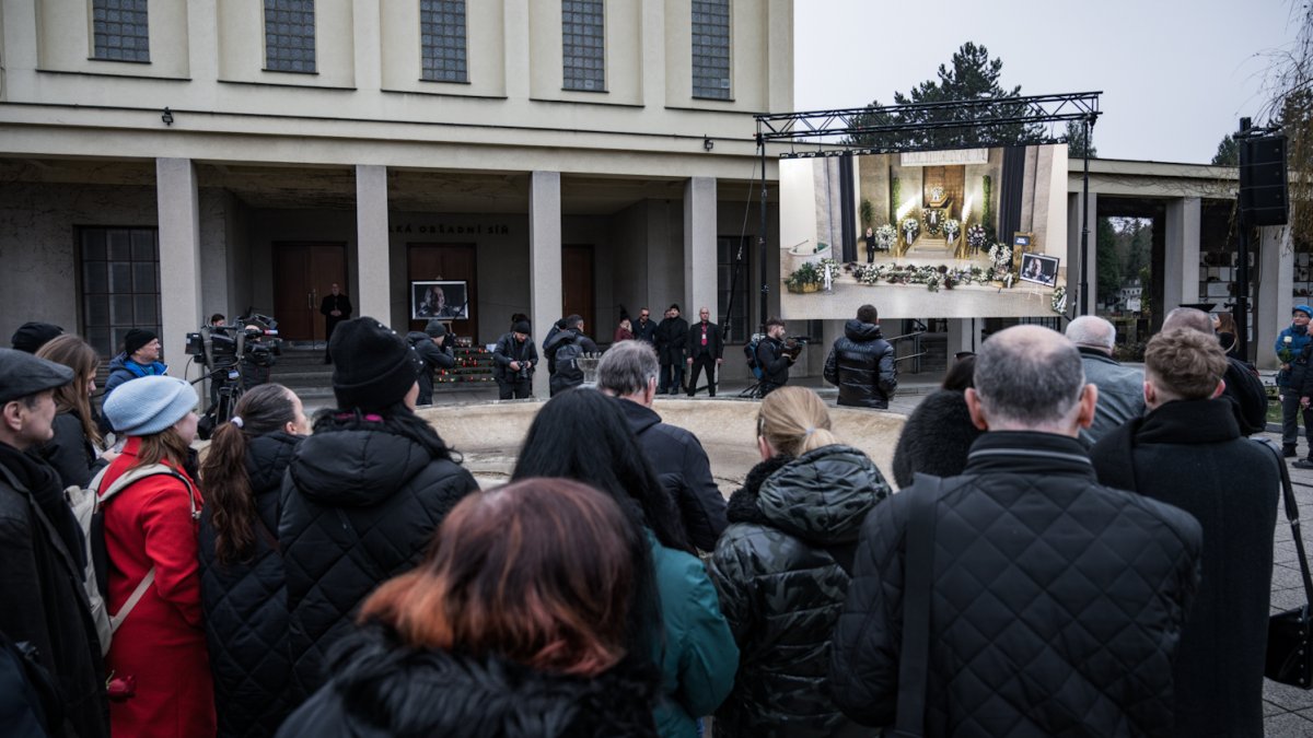 Blízcí a přátelé se rozloučili s moderátorem Patrikem Hezuckým. (12.12.2025)